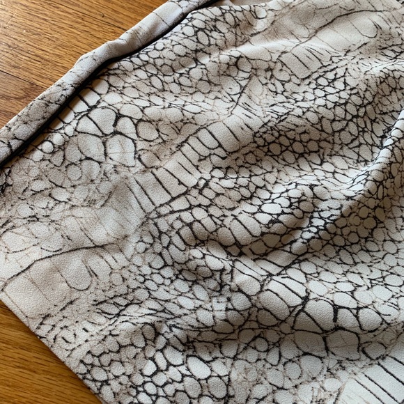 NWT white snakeskin Philosophy shorts size 6 - Picture 3 of 8